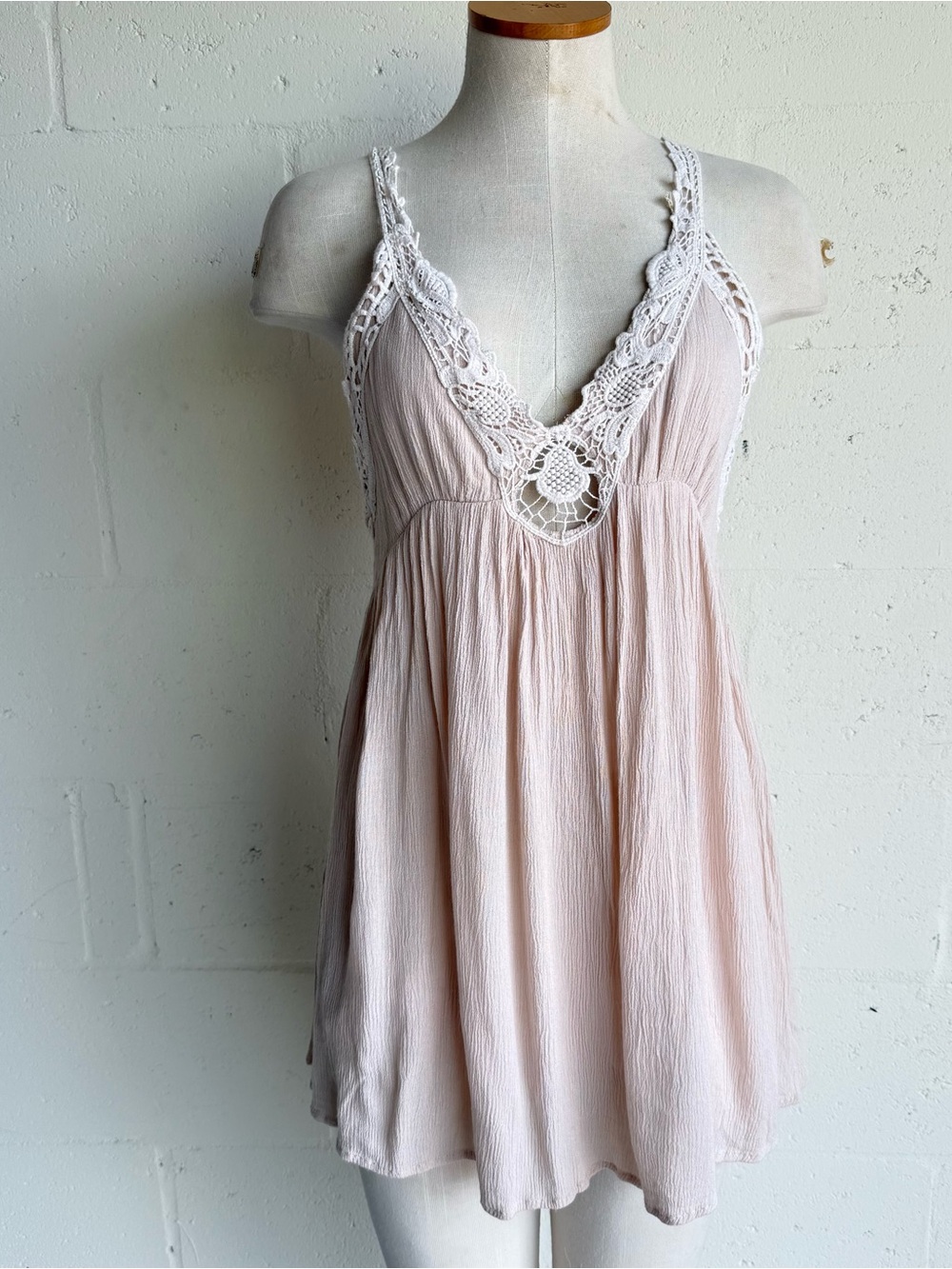 Mora Lace-Trim Blush Mini Dress Small sleeveless strappy V-Neck lined boho